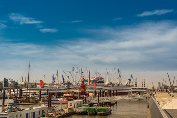 Fototapeta na wymiar Hafenblick in Hamburg bei der Überseebrücke