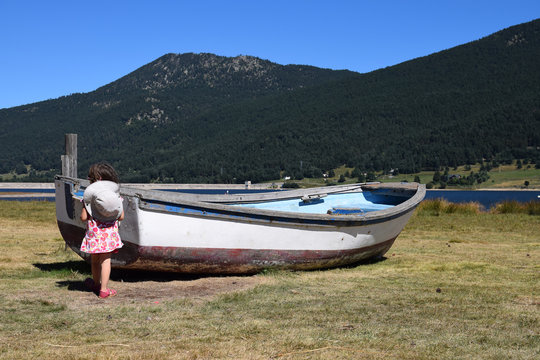 Camille sur le rivage du Lac de Mat&eacute;male