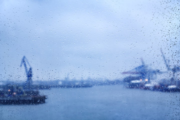 Hamburg Regentropfen am Fenster