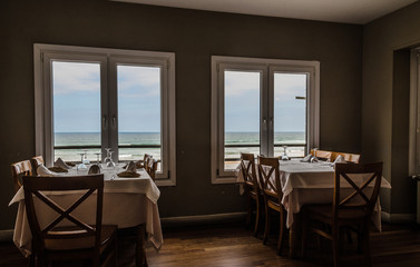 Interior de restaurante con vistas al mar