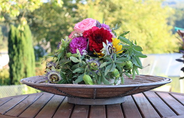 Blumen in einer Schale