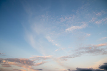 Fototapeta premium chmury na niebie wieczorem