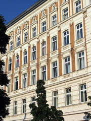 Berlin: Altbaufassaden im Sonnenlicht