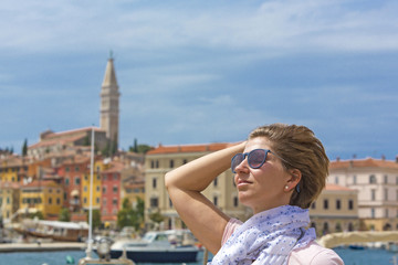 Fototapeta na wymiar Istrien, Rovinj, Frau im Urlaub enstpannt sich und den geniesst den Moment