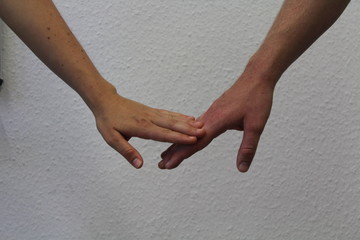 Eine Hand berührt die andere