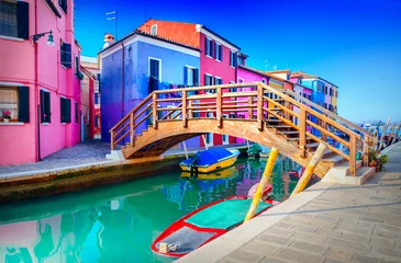  Kleurrijke huizen in Burano, Venetië, Italië © adisa