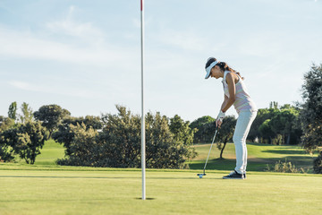Obraz premium Woman golf player concentrating.
