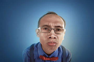 Nerdy man confused expresion