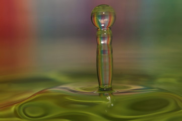 bunte Tropfen in grüne Flüssigkeit