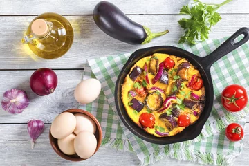 Crédence de cuisine en verre imprimé Oeufs sur le plat scrambled eggs, eggplant, onion and tomato in frying pan