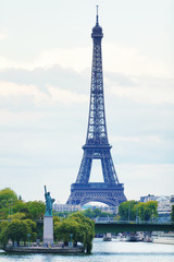 Fototapeta na wymiar Eiffel tower and the Statue of liberty at dusk