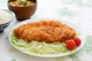 おいしそうな豚カツ定食