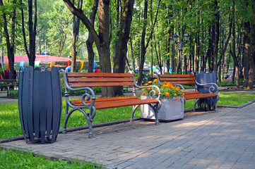 Скамейки в городском парке культуры и отдыха