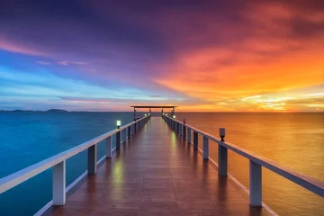 Foto op Plexiglas Houten pier tussen zonsondergang © anekoho