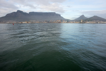 Naklejka premium Table Mountain viewed from the Ocean