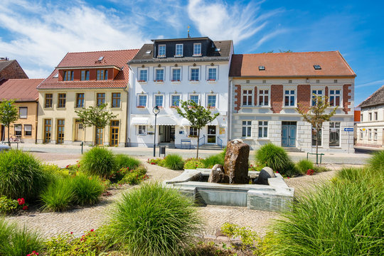 Marktplatz mit Brunnen in Loitz