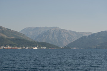 Fototapeta na wymiar солнце море горы отпуск в Черногории