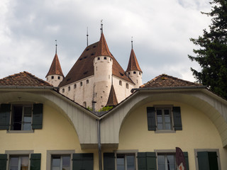Fototapeta premium Vista del paisaje urbano con detalles de las torres del Castillo medieval de Thun en Suiza viajando en verano de 2016