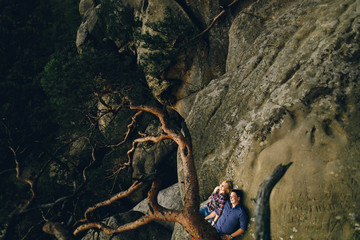 Obraz premium Young beautiful couple in jeans and shirts for a walk in the mou