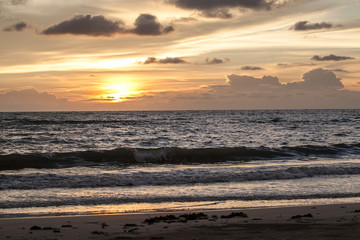 Obraz premium Beautiful sunset on the beach