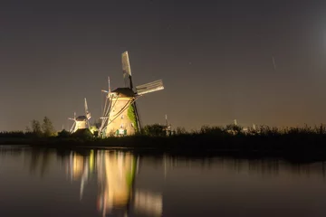 Foto auf Leinwand Nederlandse molens in de nacht © bgvangelderen