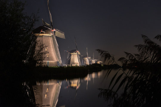 Nederlandse molens in de nacht