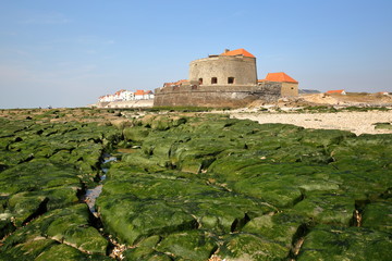 Fort Mahon et Ambleteuse, vue depuis la plage à marée basse, Côte d'Opale, Pas-de-Calais, France