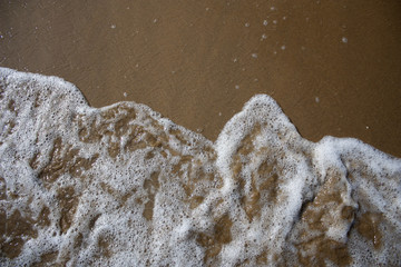 Wasser flutet Sandstrand