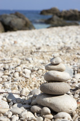 Fototapeta na wymiar Pila di pietre sulla costa di Scopello