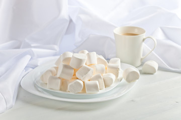 Fototapeta na wymiar marshmallows and a cup of latte