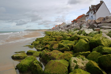Le front de mer avec des rochers colorés à Wissant, Côte d'Opale, Pas-de-Calais, France