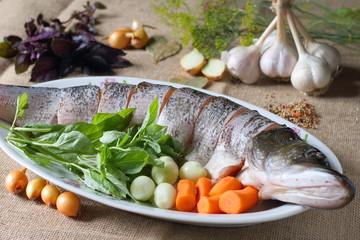 Щука на блюде с овощами.