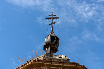 Fototapeta na wymiar the ruins of a brick church in Russia 