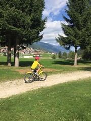 bike bicicletta pedalare bici sport bambino al parco bici al parco natura sport divertimento 