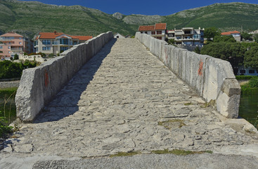 Fototapeta premium Arslanagica Most over Trebisnjica River in Trebinje, Bosnia, also known since 1993 as Perovica Bridge. Built by Ottomans in 1574.
