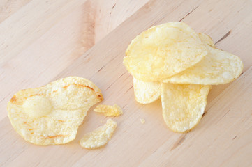 snack, patatine fritte, su tagliere di legno, vista dall’alto