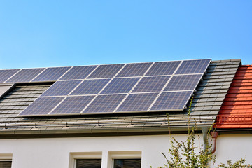 Naklejka premium Photovoltaikanlage auf Hausdach