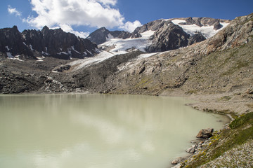 Fototapeta na wymiar Massif de l'Oisans - Lac des Quirlies - Isère.