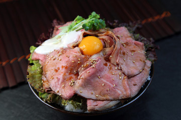 ローストビーフ/どんぶり飯の上にローストビーフをのせた料理