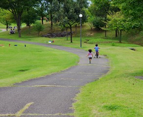 公園で自転車に乗る少年