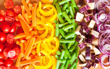Cut vegetables arranged in rainbow colors 
