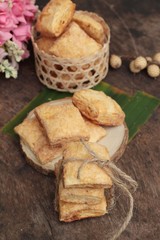 The crispy pie with sugar is delicious.