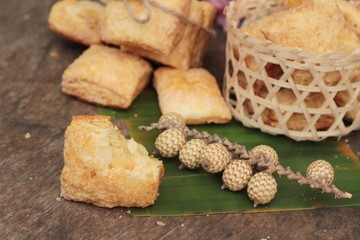 The crispy pie with sugar is delicious.