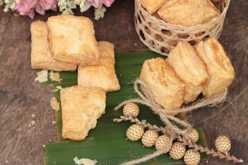 The crispy pie with sugar is delicious.