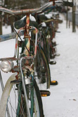 Fahrräder im Winter in der Stadt 