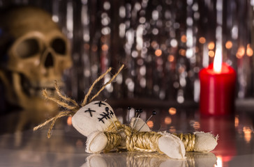 Voodoopuppe, Kerze und Totenkopf