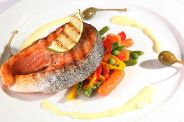 Grilled trout with vegetables and baked lime