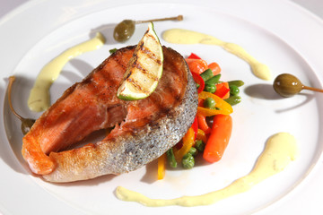 Grilled trout with vegetables and baked lime