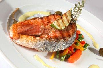 Grilled trout with vegetables and baked lime