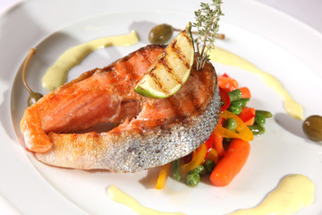 Grilled trout with vegetables and baked lime